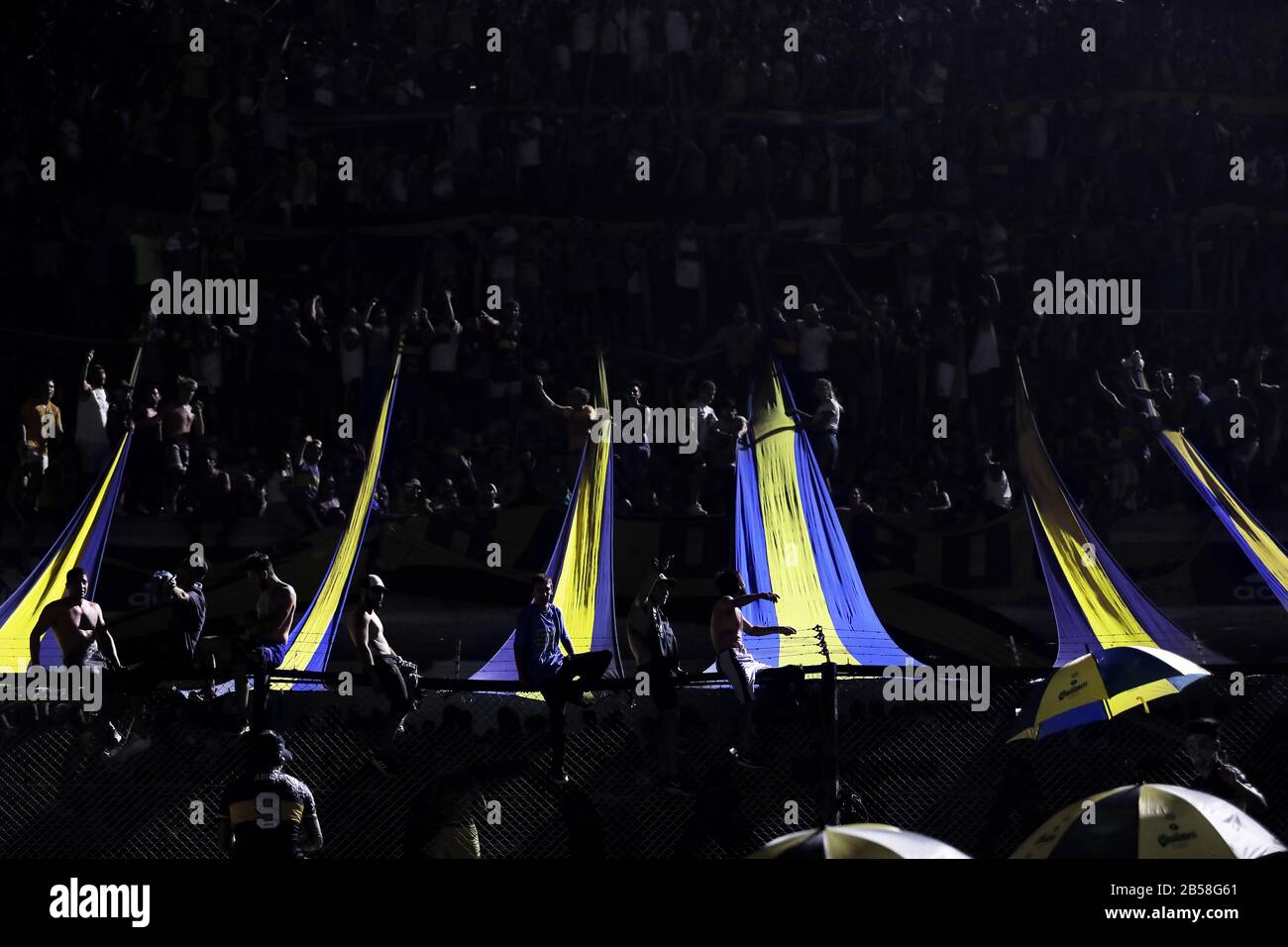 Buenos Aires, Argentinien - 07. März 2020: Boca Juniors Fans und Barra brava feiern die Meisterschaft der superliga 2020 in der Bombonera in Buenos Aires Stockfoto