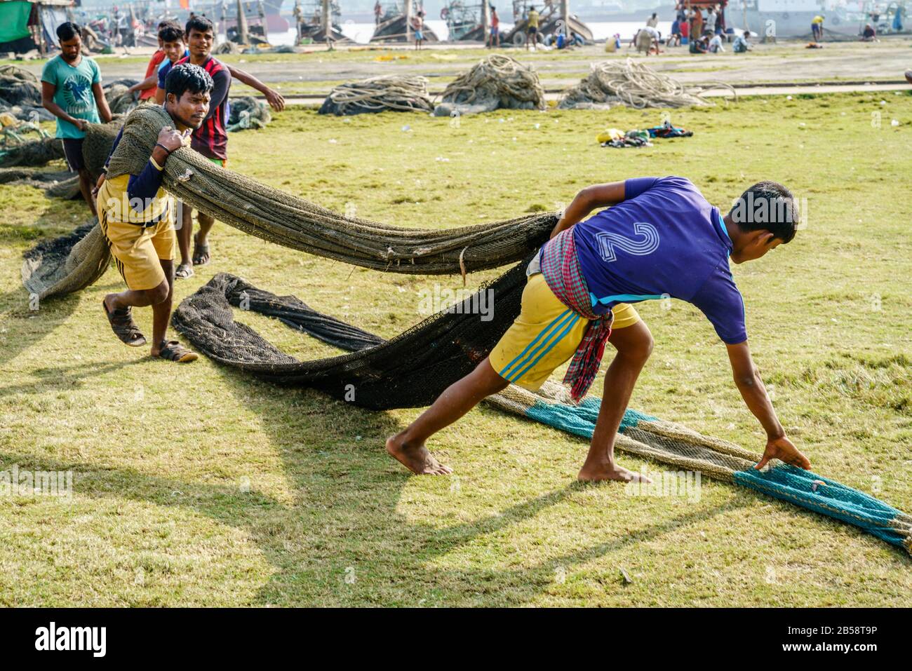 Chittagong, Bangladesch, 22. Dezember 2017: Fischer, die in einem Park in der Nähe des Flusses Karnaphuli in Chittagong, Bangladesch, mit den Netzen arbeiten Stockfoto