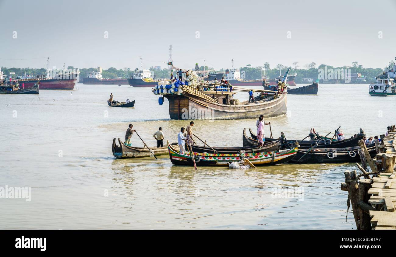 Chittagong, Bangladesch, 22. Dezember 2017: Bootsverkehr im Hafen am Karnaphuli-Fluss in Chittagong, Bangladesch Stockfoto