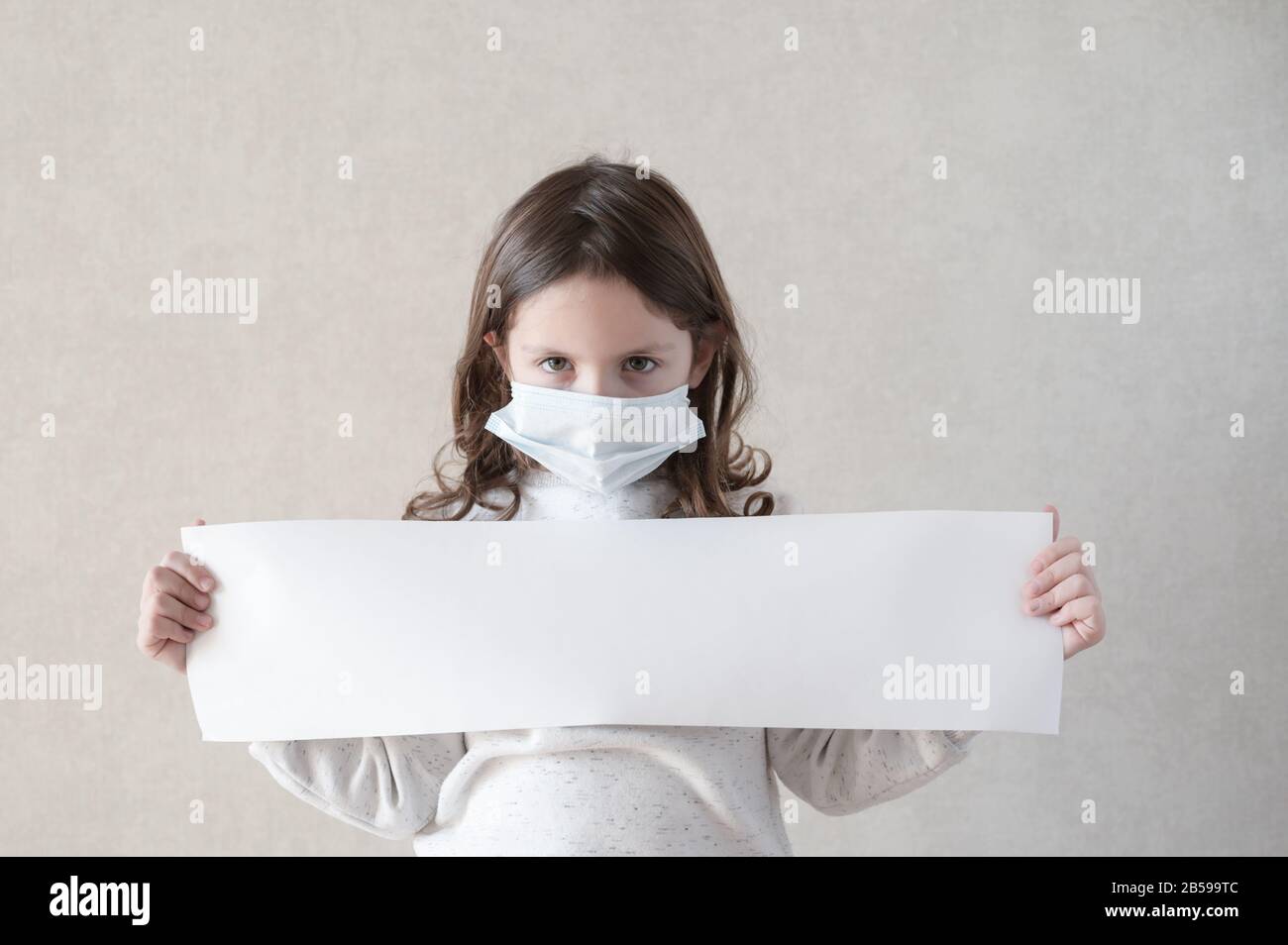 Health Care Covid 19 Epidemie Ausbruch Konzept des kleinen Mädchens, das Papierbanner mit Kopierraum hält Stockfoto