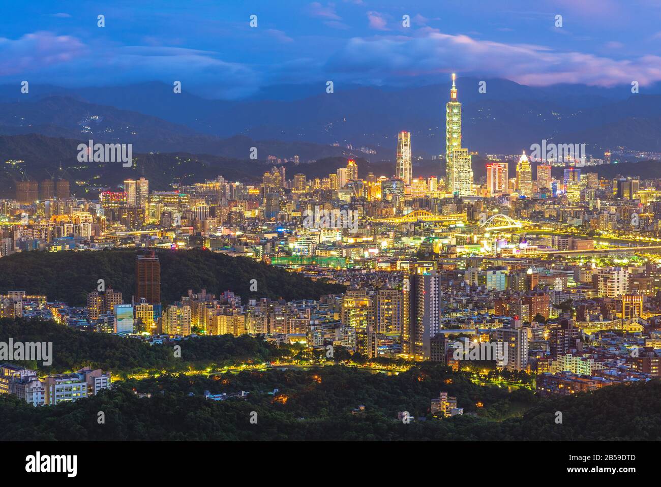 Landschaft der Stadt Taipeh in der Nacht Stockfoto
