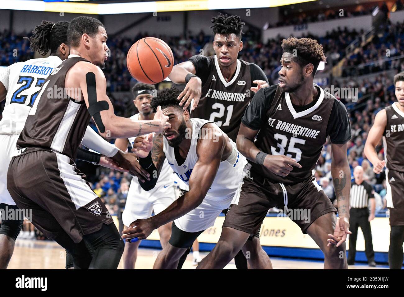 07. März 2020: Saint Louis Billikens Forward Hasahn French (11) ist umgeben von St. Bonaventure Bonnies Wächter Dominick Welch (1), St. Bonaventure Bonnies Center Osun Osunniyi (21) und St. Bonaventure Bonnies Forward Justin Winston (35) als Kampf um den Rückkampf in einem Atlantic 10-Konferenzspiel, bei dem die St. Bonaventure Bonnies die St. Louis Billikens besuchten. Ausgetragen in der Chaifetz Arena in St. Louis, MO Richard Ulreich/CSM Stockfoto