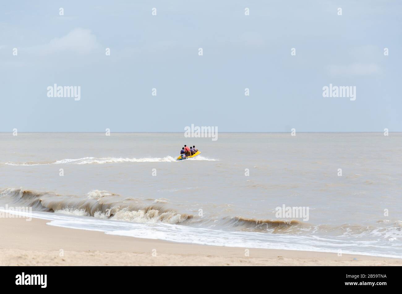 Touristen machen eine Schnellbootfahrt am Swaminarayan Holy Beach, Mandvi, Kutch, Gujarat, Indien Stockfoto