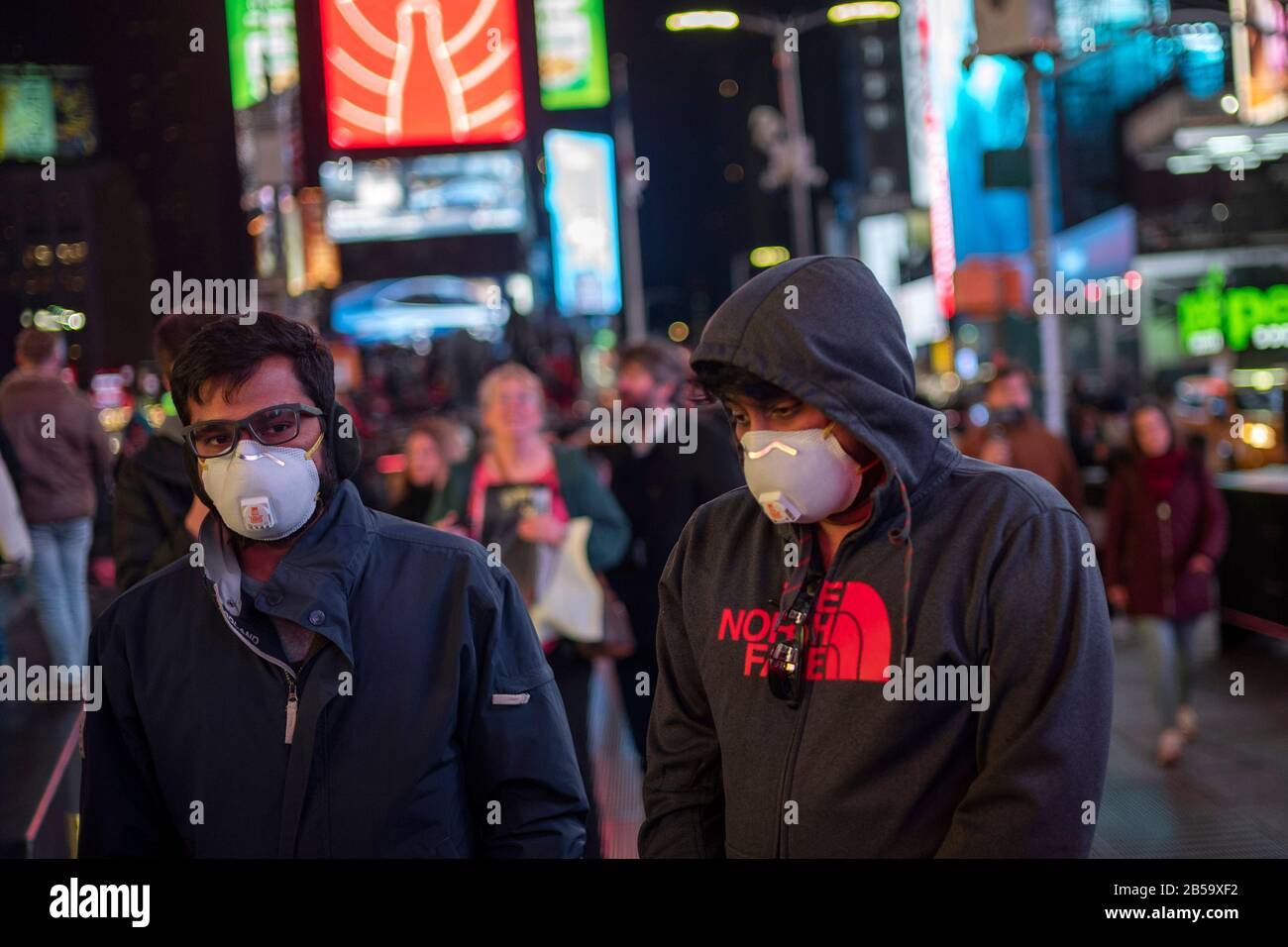 New York, USA. März 2020. Touristen mit Masken sind am Times Square in New York City, den Vereinigten Staaten, 7. März 2020 abgebildet. Der Gouverneur des US-Bundesstaats New York erklärte am Samstag den Ausnahmezustand, da die Zahl der bestätigten Fälle von Coronavirus im Nordosten auf 76 Anstieg. Kredit: Li Muzi/Xinhua/Alamy Live News Stockfoto