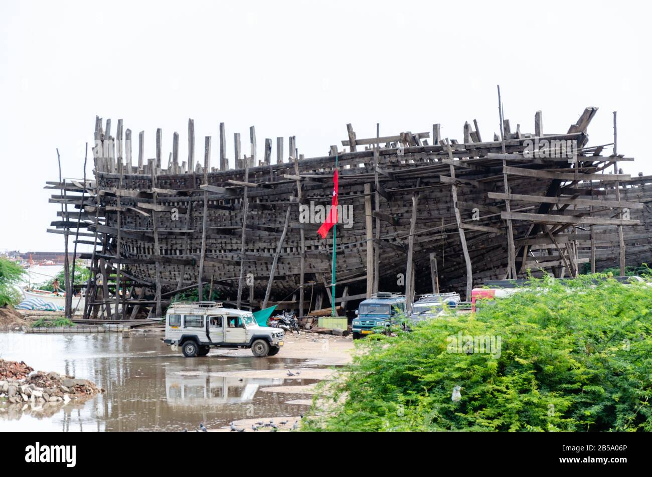 Das Schiff wird aus Holz auf Der Schiffsbau-Werft, Rukmavati River, Mandvi, Kutch, Gujarat, Indien gebaut Stockfoto