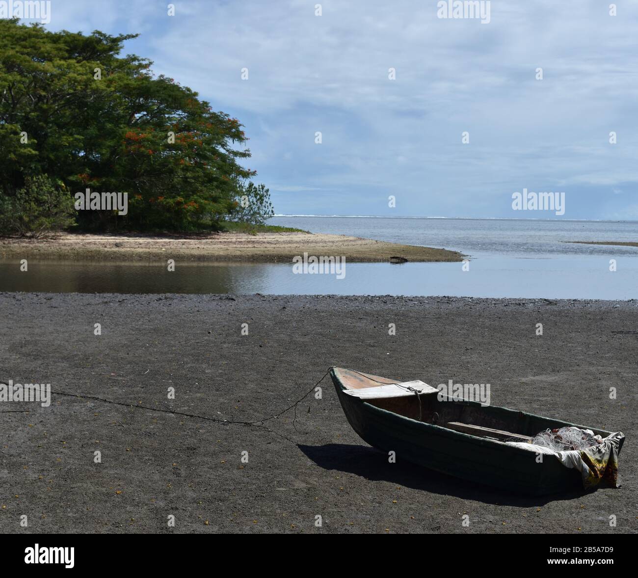 Ein altes Boot ruht auf den Gezeitenwohnungen am Ozean in der Nähe von Sigatoka, Fiji Stockfoto