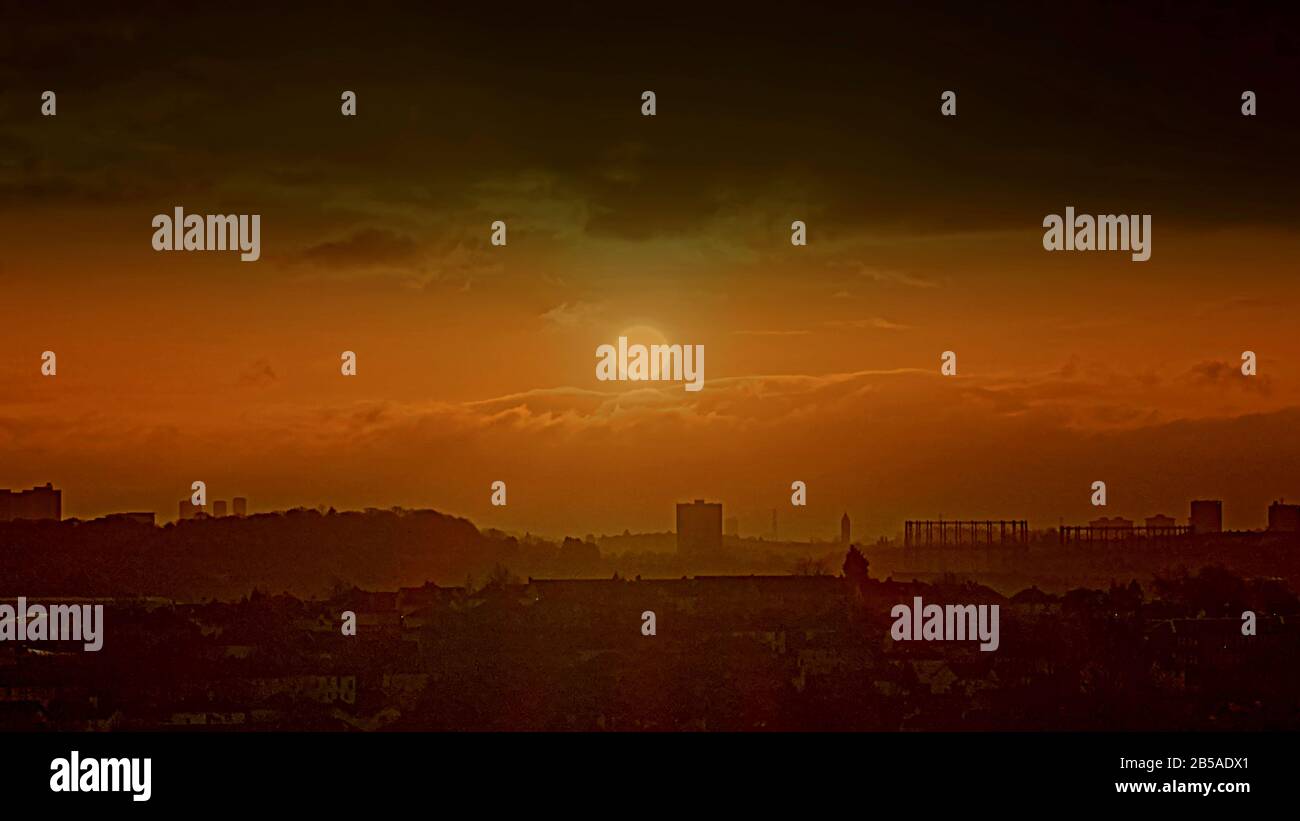 Glasgow, Schottland, Großbritannien. März 2020. Dunkel bewölkt Beginn der Morgendämmerung. Kredit: Gerard Ferry/Alamy Live News Stockfoto
