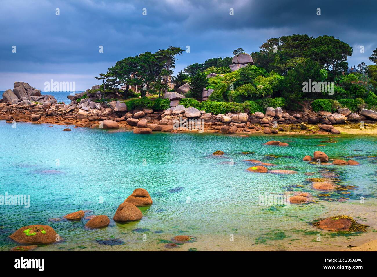 Majestätischer felsiger Strand und spektakuläre Bucht mit rosafarbenen Granitsteinen, Ploumanach, Perros-Guirec, Pink Granite Coast, Brittany, Frankreich, Europa Stockfoto