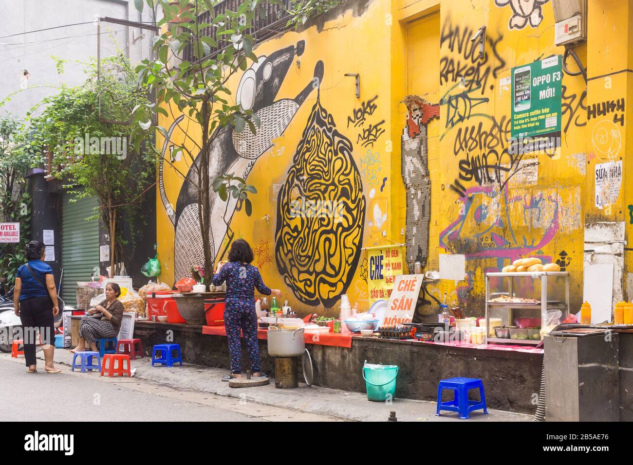 Hanoi Street Food - Frauen, die auf der Straße im alten Viertel von Hanoi, Vietnam, Südostasien kochen. Stockfoto