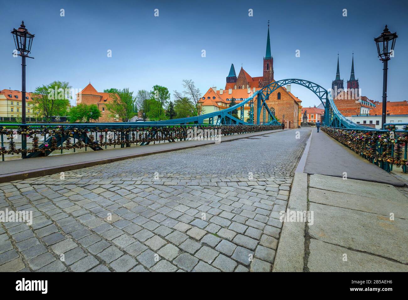 Fantastische Kopfsteinpflaster auf der Tumski-Brücke und dem Dom des Johannes des Täufers im Hintergrund auf der Dominsel, Wroclaw, Polen, Europa Stockfoto