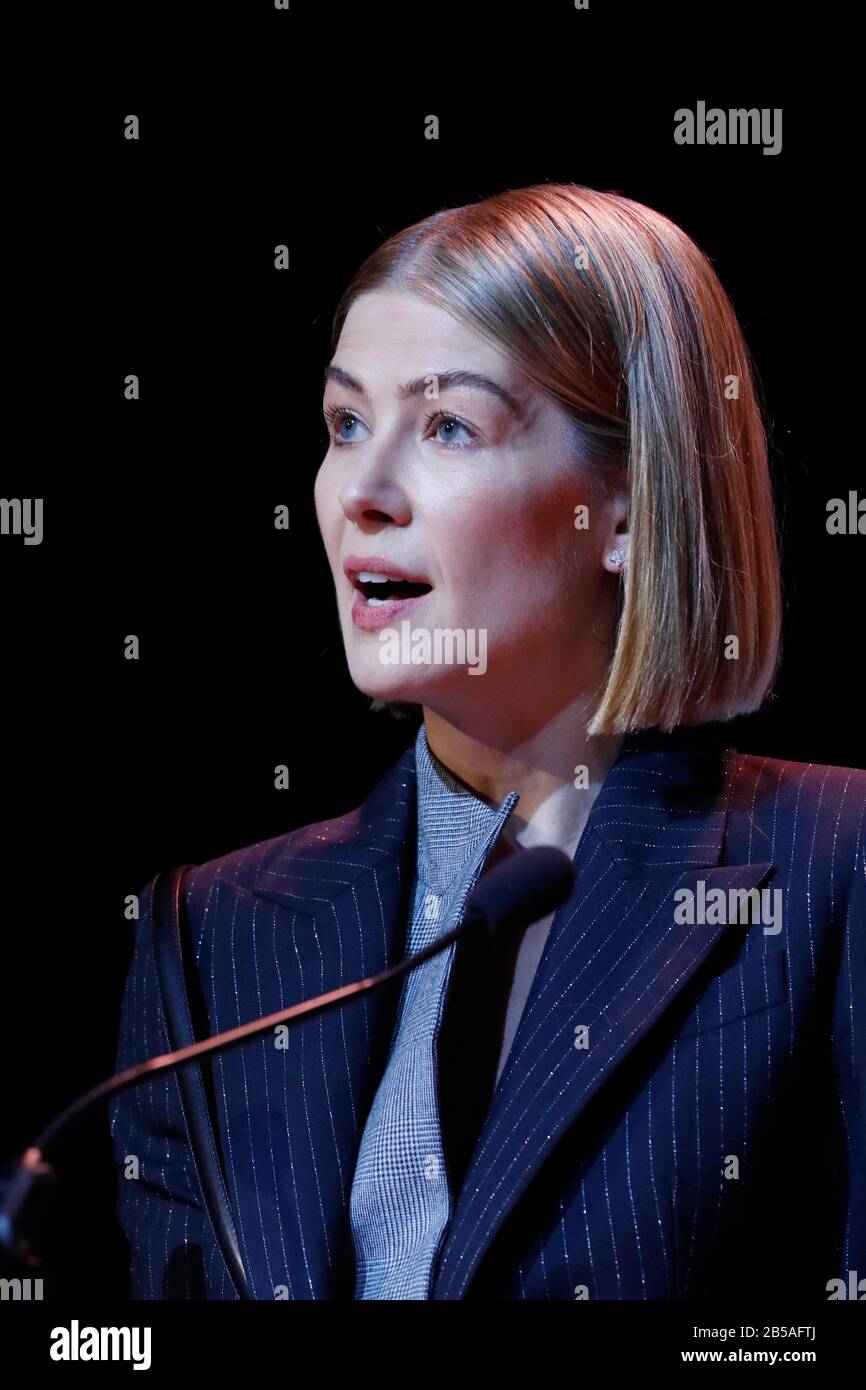 London, Großbritannien. März 2020. Schauspielerin Rosamund Pike, spricht nach der Präsentation des Anna-Politkowskaja-Preises an Sky News-Korrespondent Alex Crawford auf der RAWinWAR-Veranstaltung (Reach All Women in war) im Rahmen des WOW-Festivals in der Southbank in London am Samstag, 7. März 2020. Anna Politkowskaja Auszeichnung in wird jährlich an eine Frau Menschenrechtsverteidiger aus einer Konfliktzone verliehen, die für die Opfer von Konflikten steht, oft in großem persönlichen Risiko. Pho Credit: Luke MacGregor/Alamy Live News Stockfoto