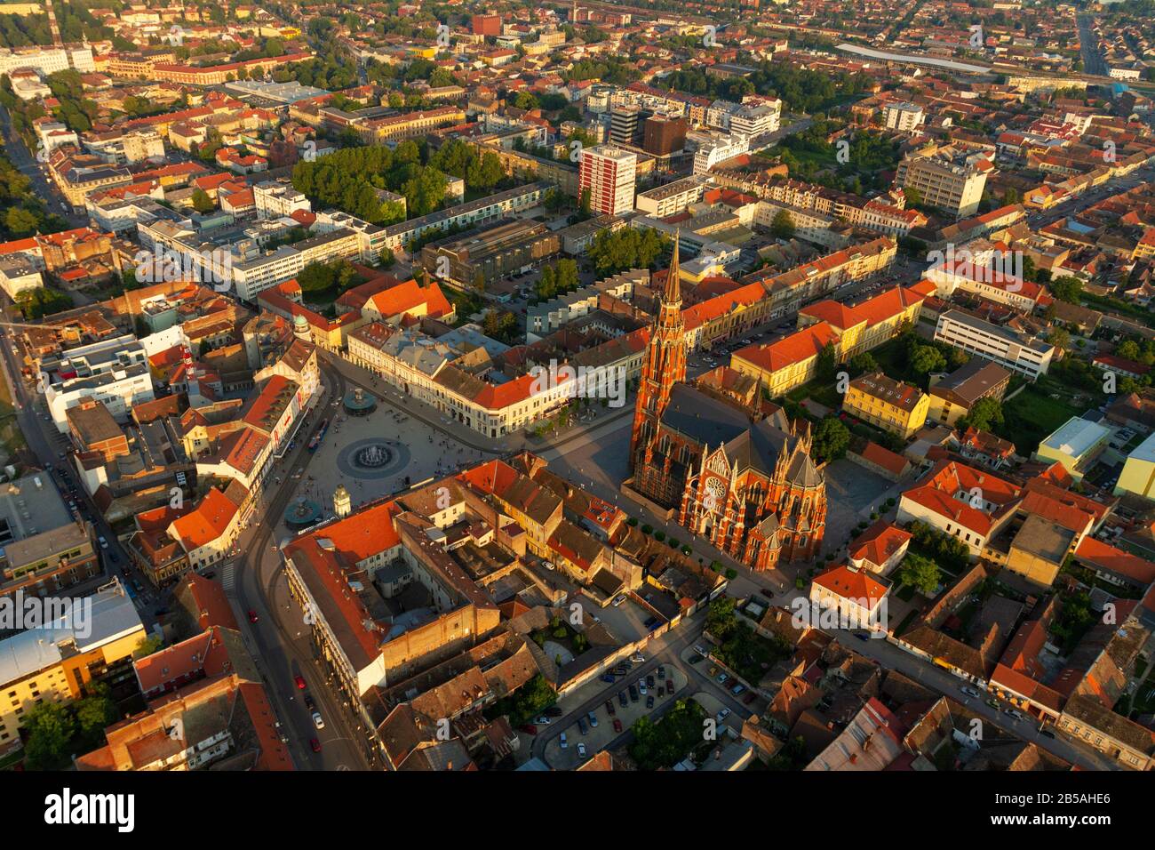 Luftaufnahme der Kathedrale im historischen Stadtzentrum von Osijek, Kroatien Stockfoto