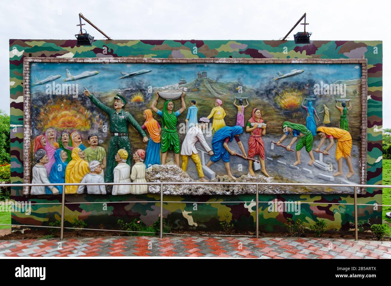 Kunstwerk in Erinnerung an die mutigen und mutigen Frauen von Kutch, die während des Indo-Pak-Krieges 1971 die Flugbahn des Flughafens Bhuj in einer Nacht umbauten. Stockfoto