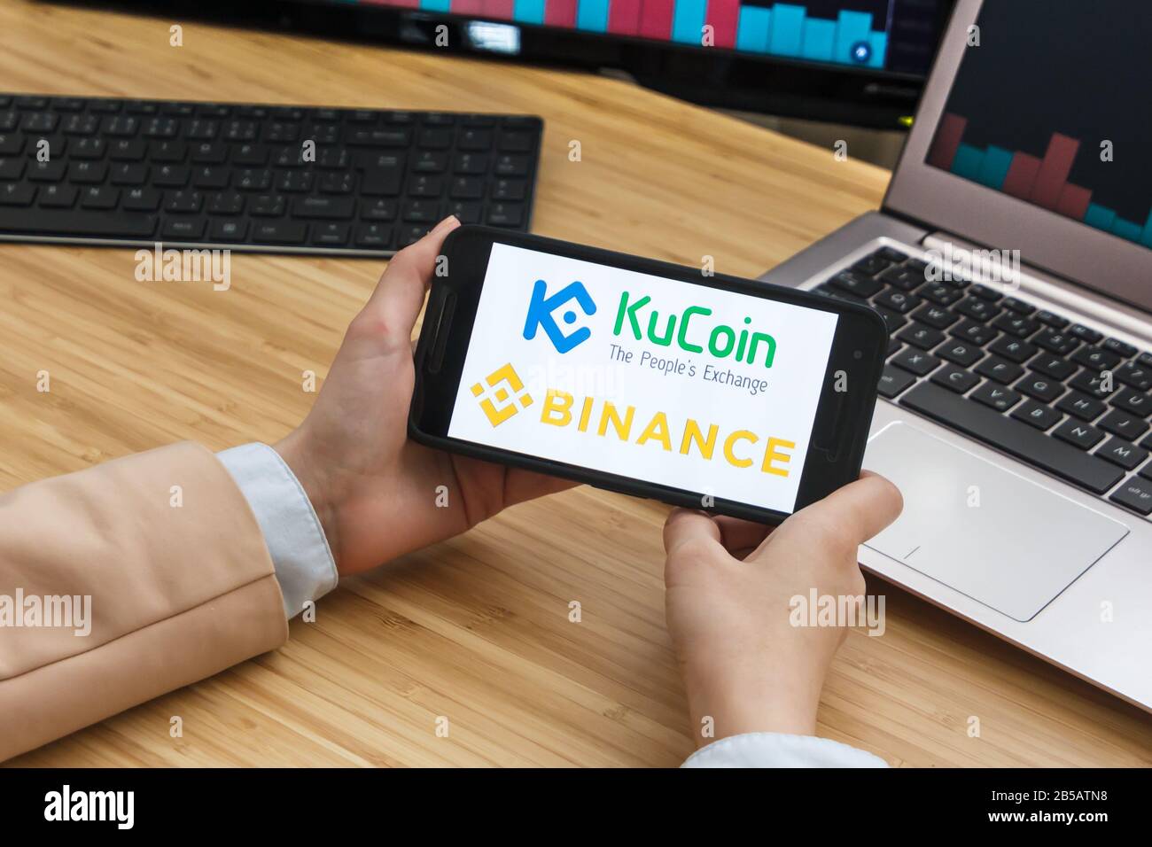 Binance Kucoin Cryptocurrency Exchange Market. Der Trader Hält Das Smartphone Mit Der Anwendung fest. Crypto Background Concept, San Francisco Stockfoto