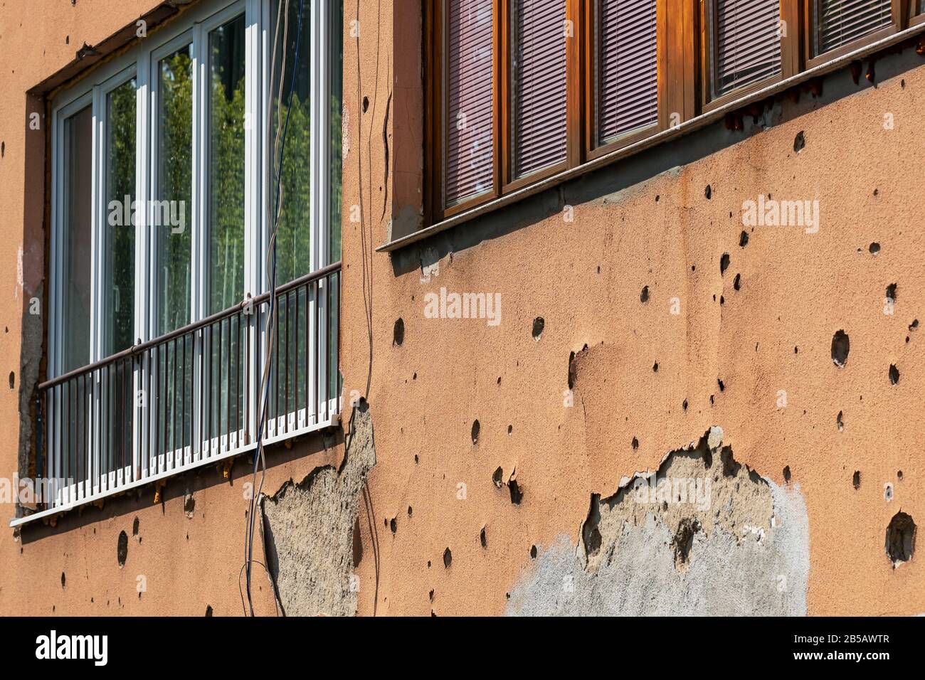 Durchsetzte Mauer nach dem Balkankrieg in Sarajevo, Bosnien-Herzegowina Stockfoto