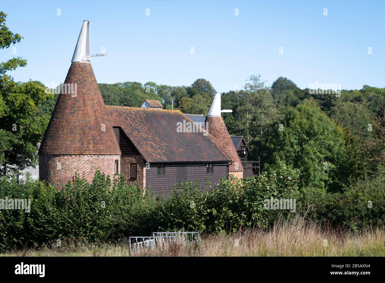 Oast-Haus, zum Trocknen von Hopfen, in der Nähe von Tunbridge Wells, Kent, England Stockfoto