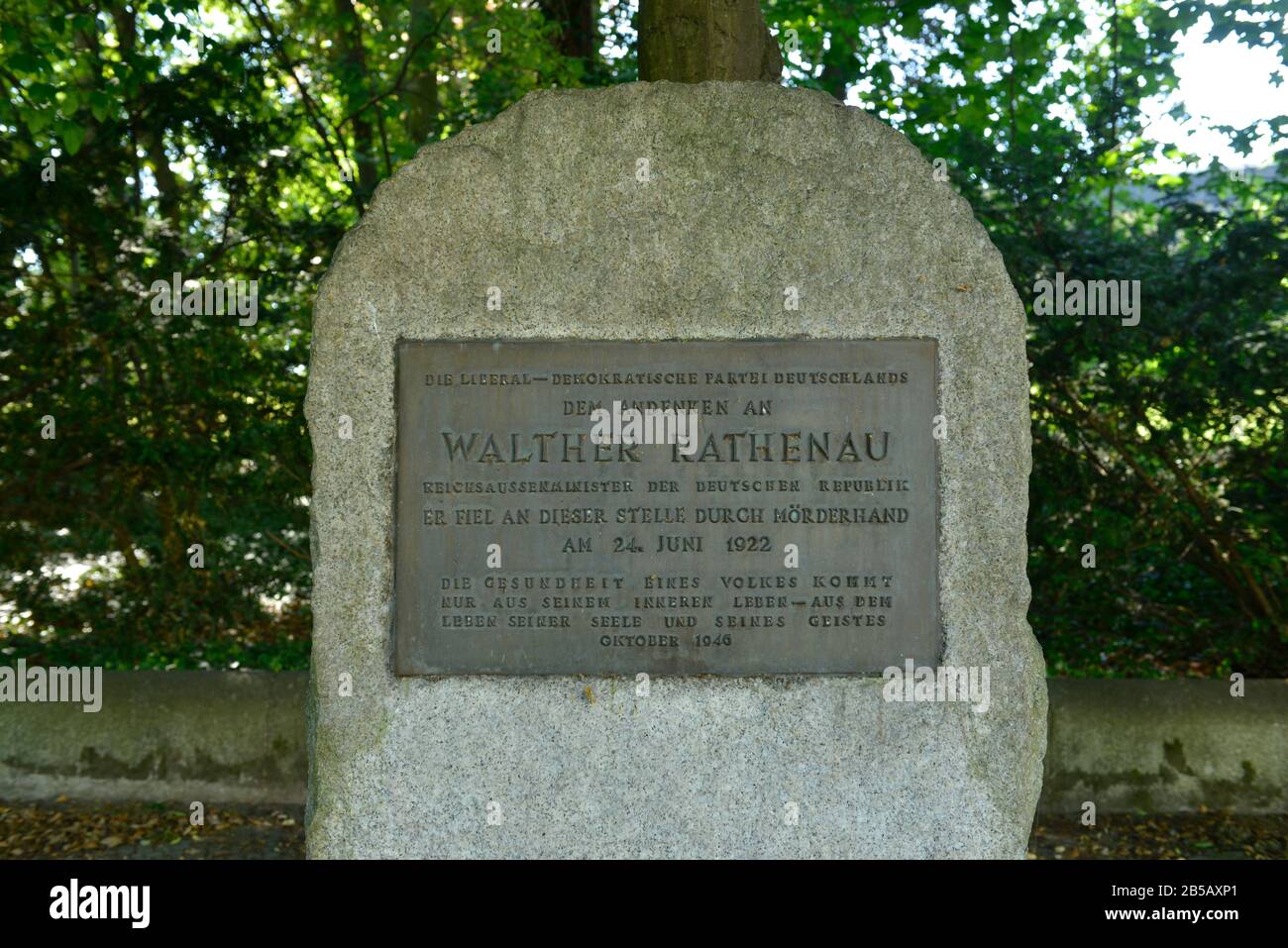 Gedenkstein, Walther Rathenau, Königsallee, Grunewald, Berlin, Deutschland / Königsallee Stockfoto