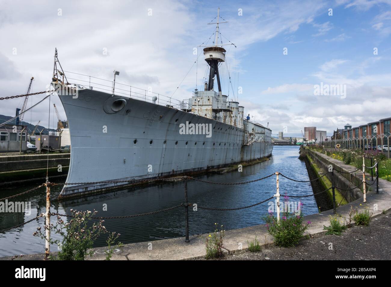 Der leichte Panzerkreuzer der Royal Navy, HMS Caroline, vor der Wiederherstellung an einem Dock in Belfast, Nordirland. Stockfoto