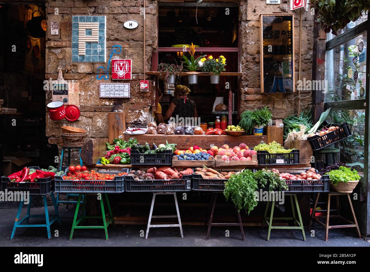 Bauernmarkt mit biologischem Obst und Gemüse in der Szimpla Garden Ruin Bar in Budapest, Ungarn Stockfoto