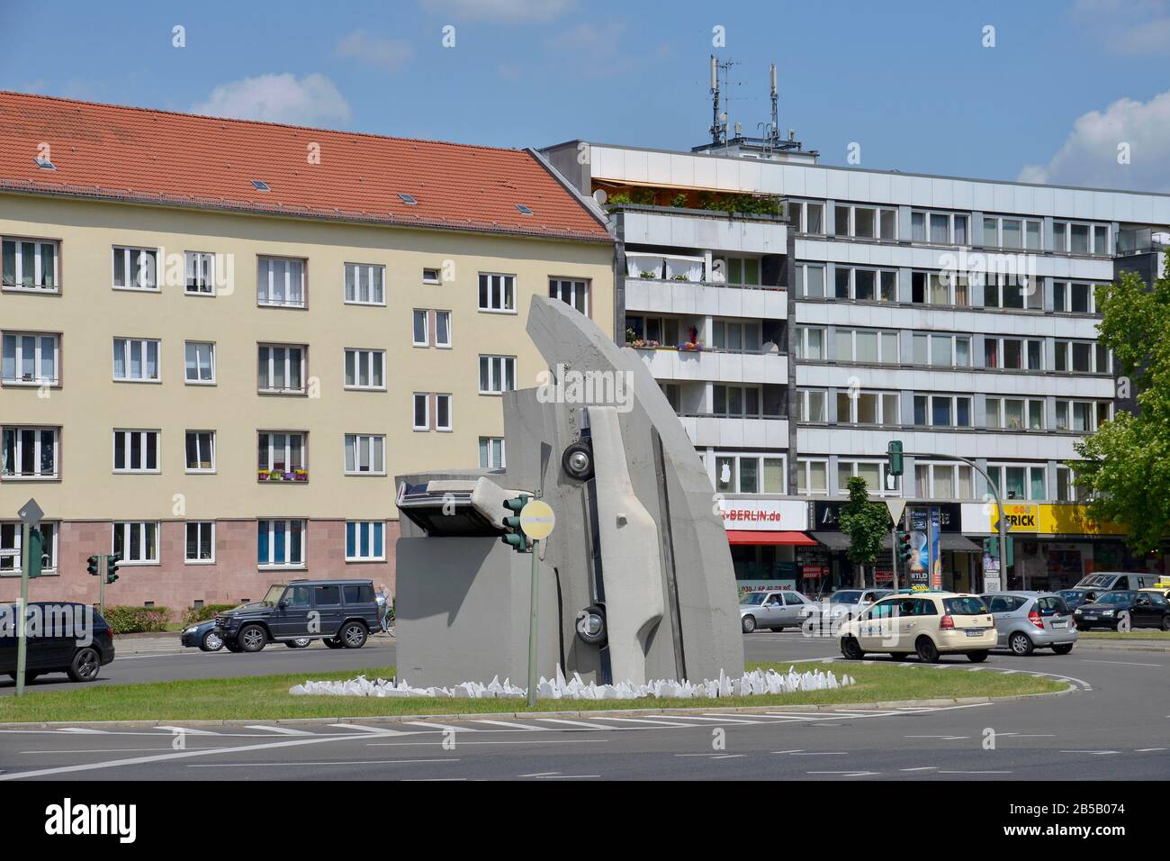 Kunst, Wolf Vostell "zwei Beton-Cadillacs in Form der nackten Maja", Rathenauplatz, Halensee, Wilmersdorf, Berlin, Deutschland Stockfoto