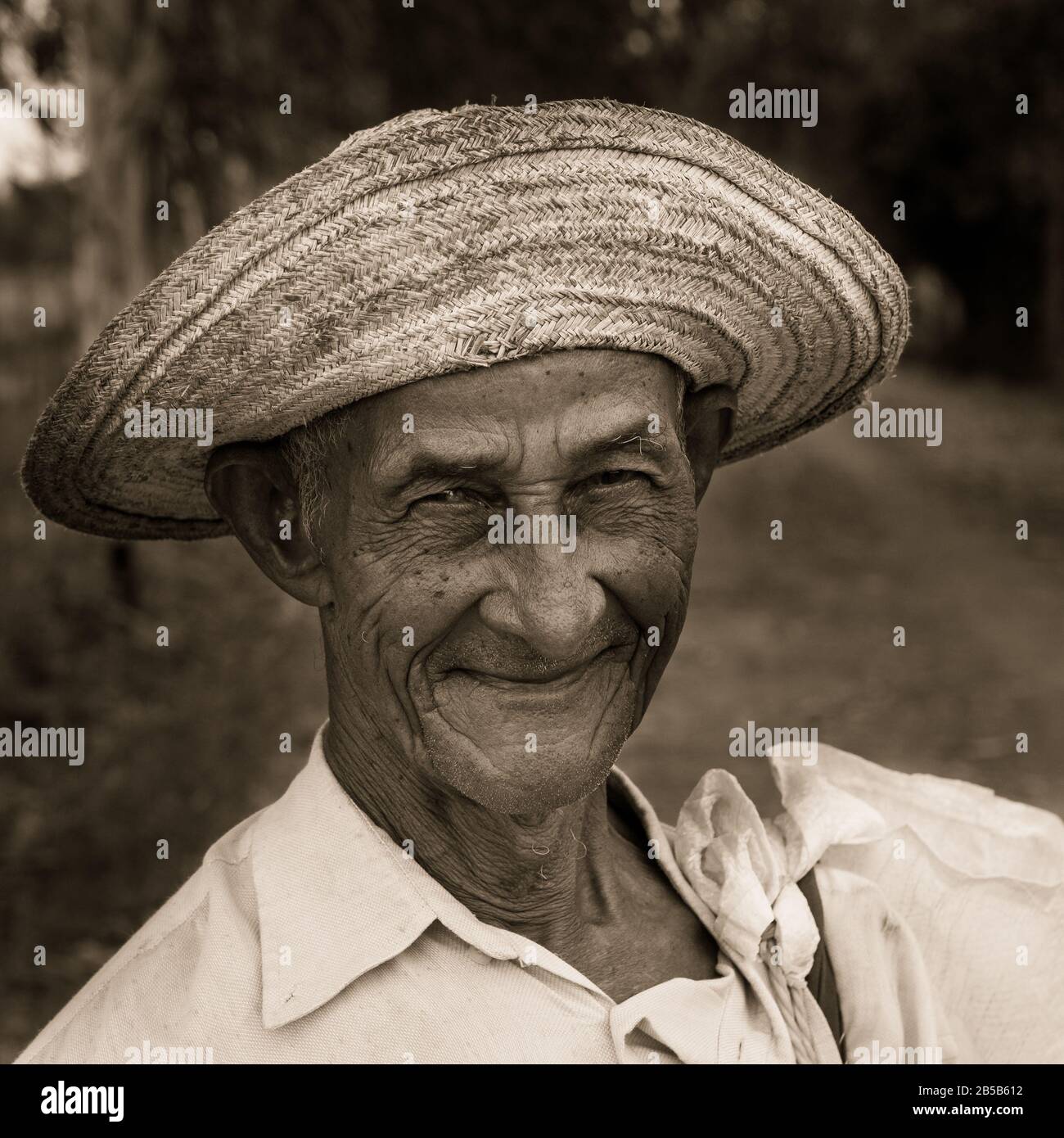 Panamaischer Mann mit typischem Hut auf dem Heimweg von der Arbeit auf den landwirtschaftlichen Feldern in der Provinz Herrera, Republik Panama, Mittelamerika. Stockfoto