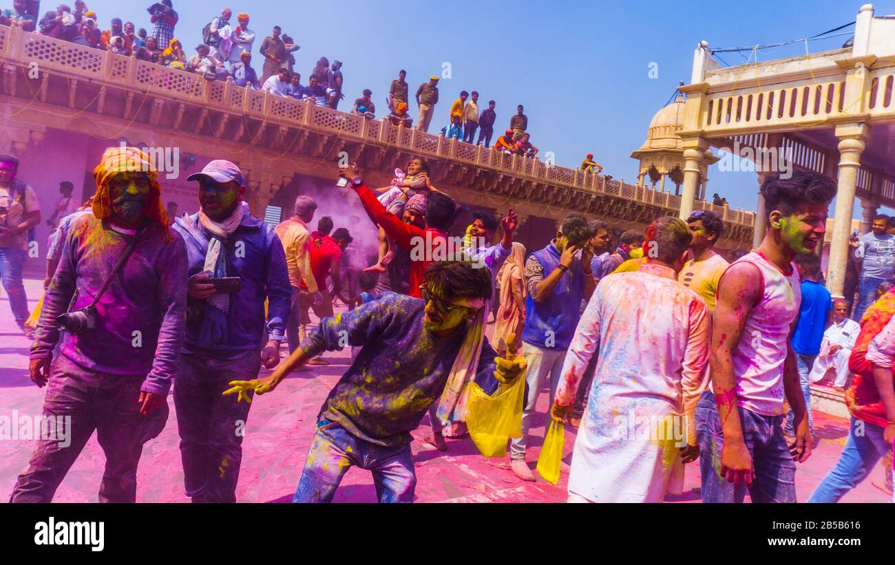 Mathura holi Festival: Menschen, die Holi mit Farben feiern. Stockfoto