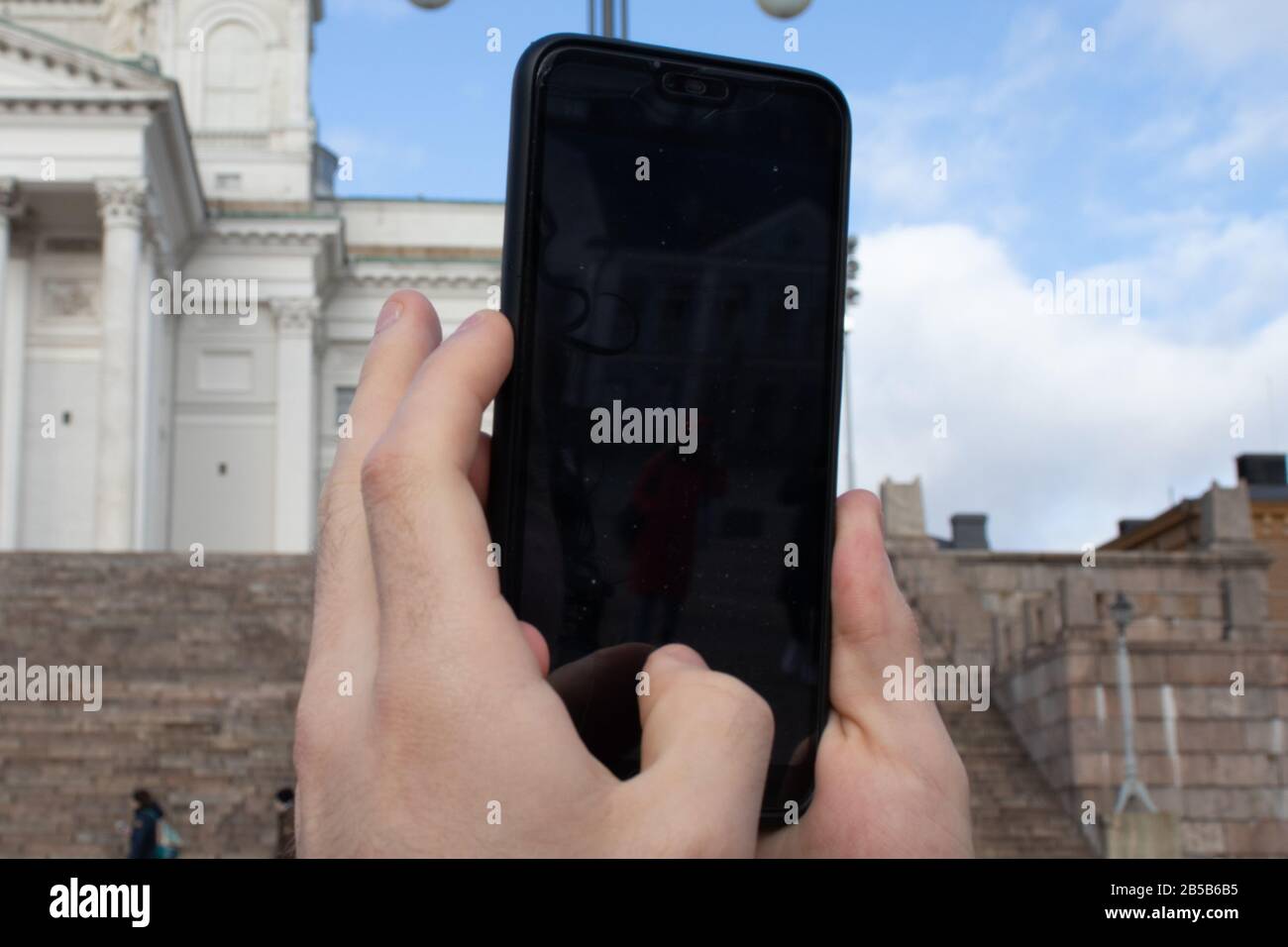 Telefon in den Händen eines Mannes auf einer Reise. Nahaufnahme des Smartphone-Bildschirms. Konzept für Reisefotografie. Lifestyle-Tourismus Stockfoto