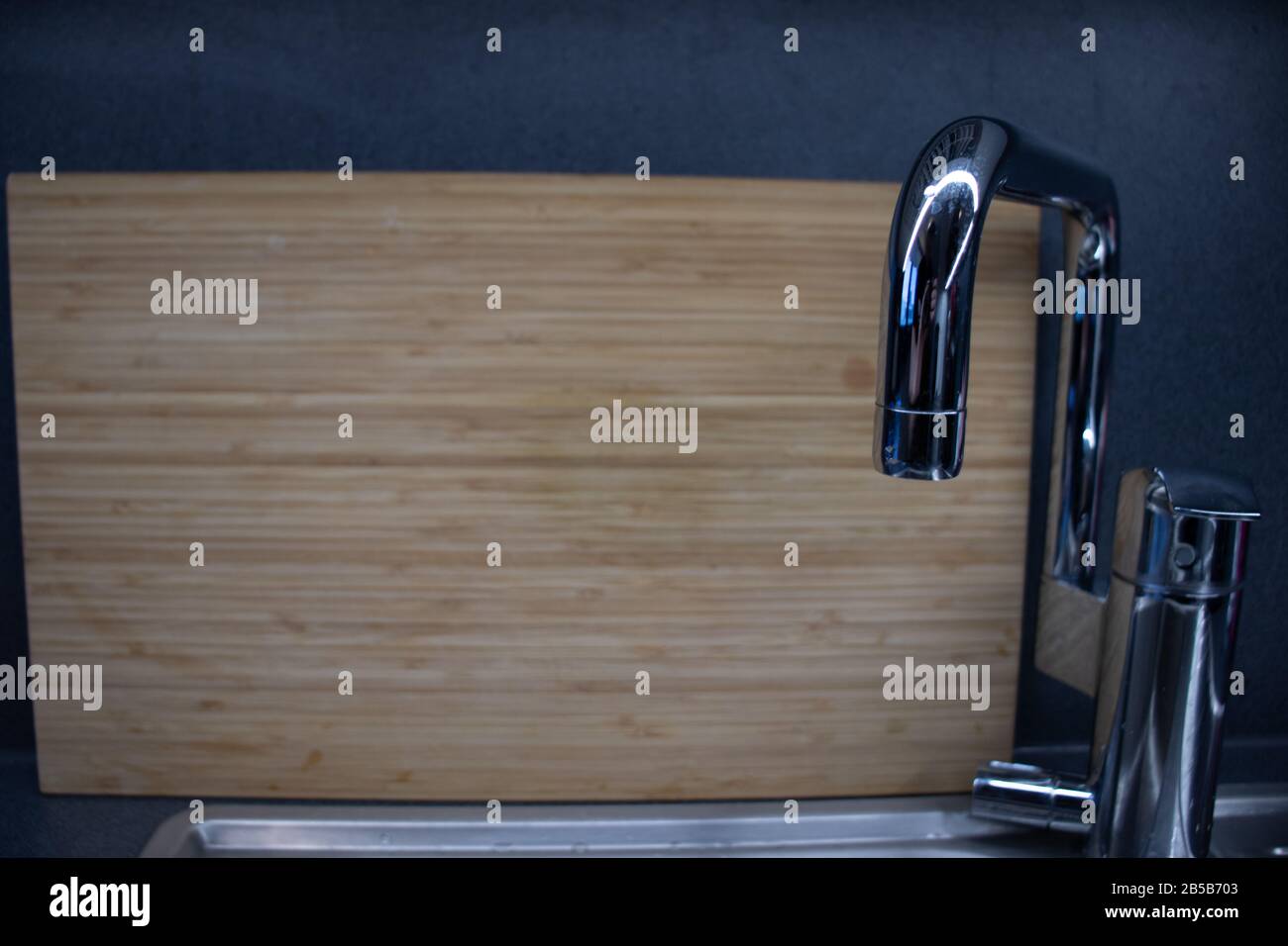 Holzbrett in Küche und Waschbecken. Skandinavischer Heimatstil. Innenbereich mit Kopierbereich Stockfoto