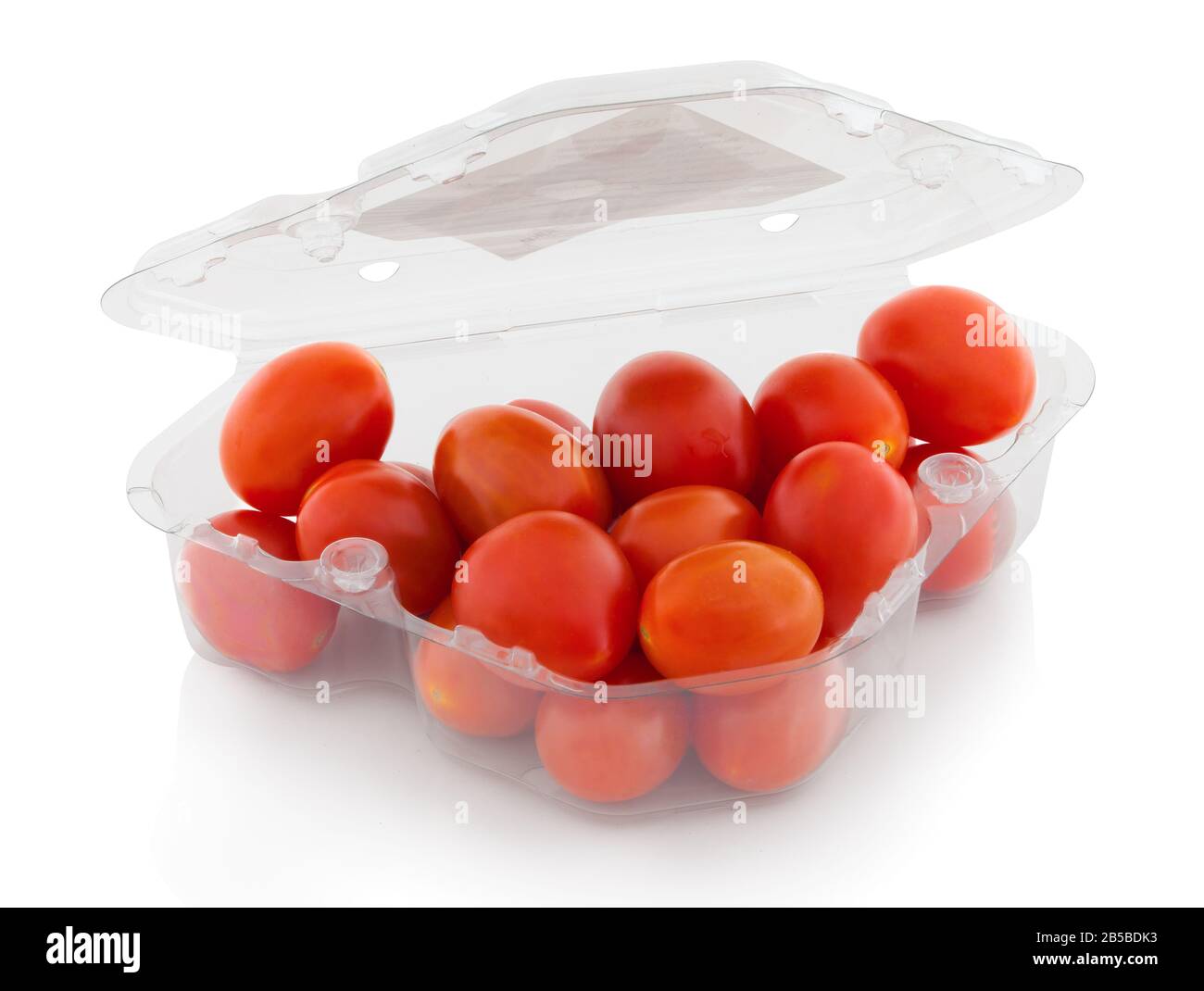 Kirschtomaten aus der Werkstatt in Kunststoffbox. Kleine Tomaten aus Supermarkt in transparentem pvc-Behälter. Isoliert auf weiß mit Beschneidungspfad Stockfoto