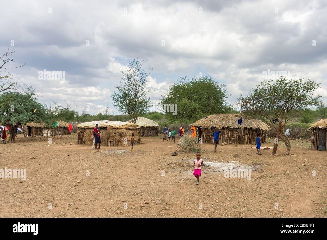 Traditionelle Maasai-Häuser, die aus Ästen, Schlamm und Kuhdung, Kenia, gebaut wurden Stockfoto