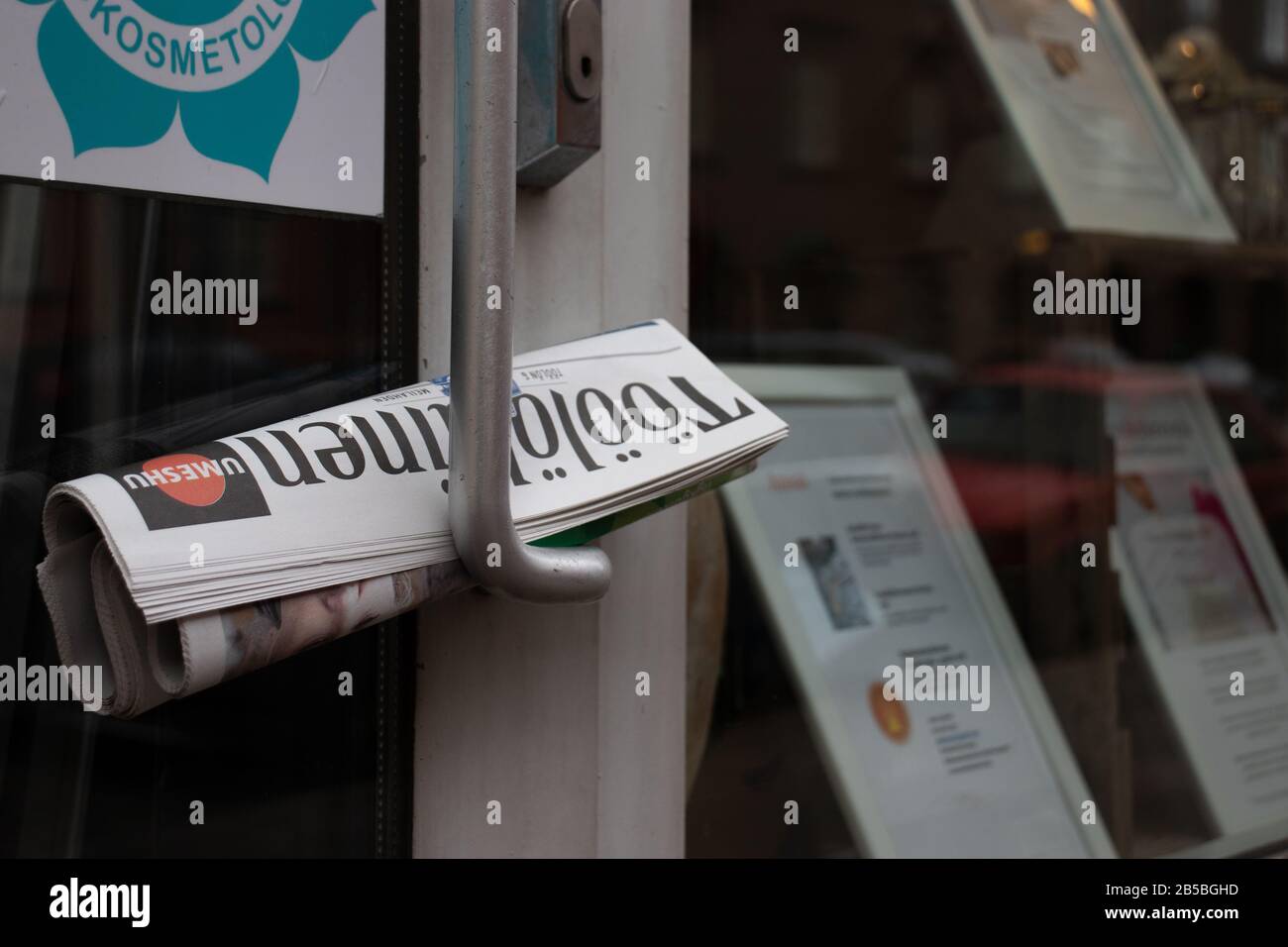 Helsinki, Finnland - 3. März 2020: Zeitung auf der Straße, Bildmaterial Stockfoto