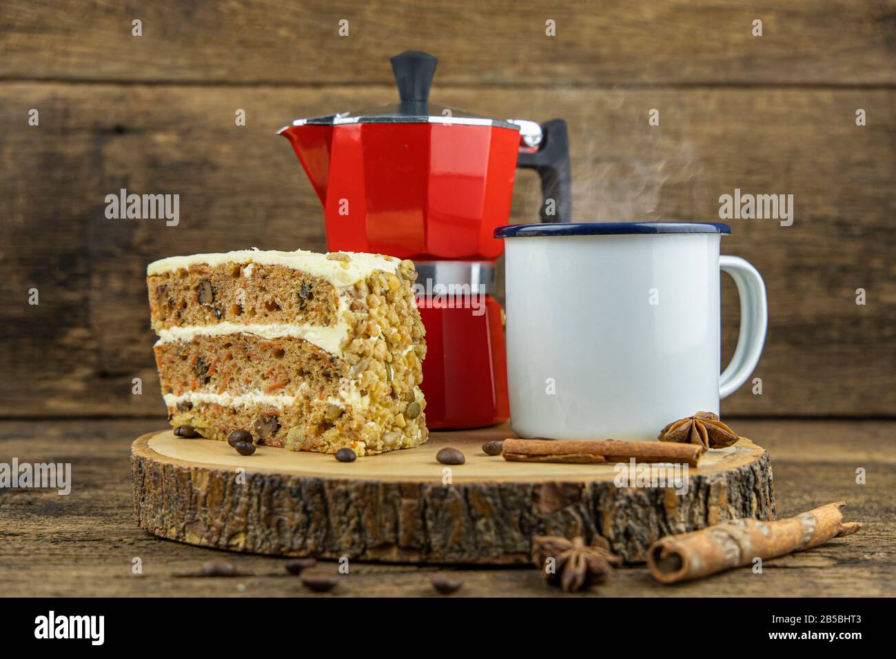 Eine weiße Zinn Tasse heißen Kaffee mit italienischer Kaffeekanne (Moka) und Kuchen auf Holztisch. Stockfoto