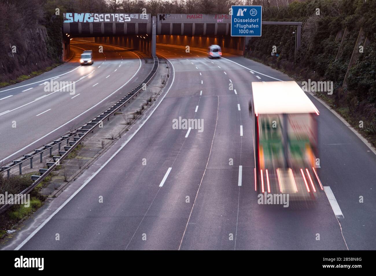 Leere Autobahn am frühen Morgen Stockfoto