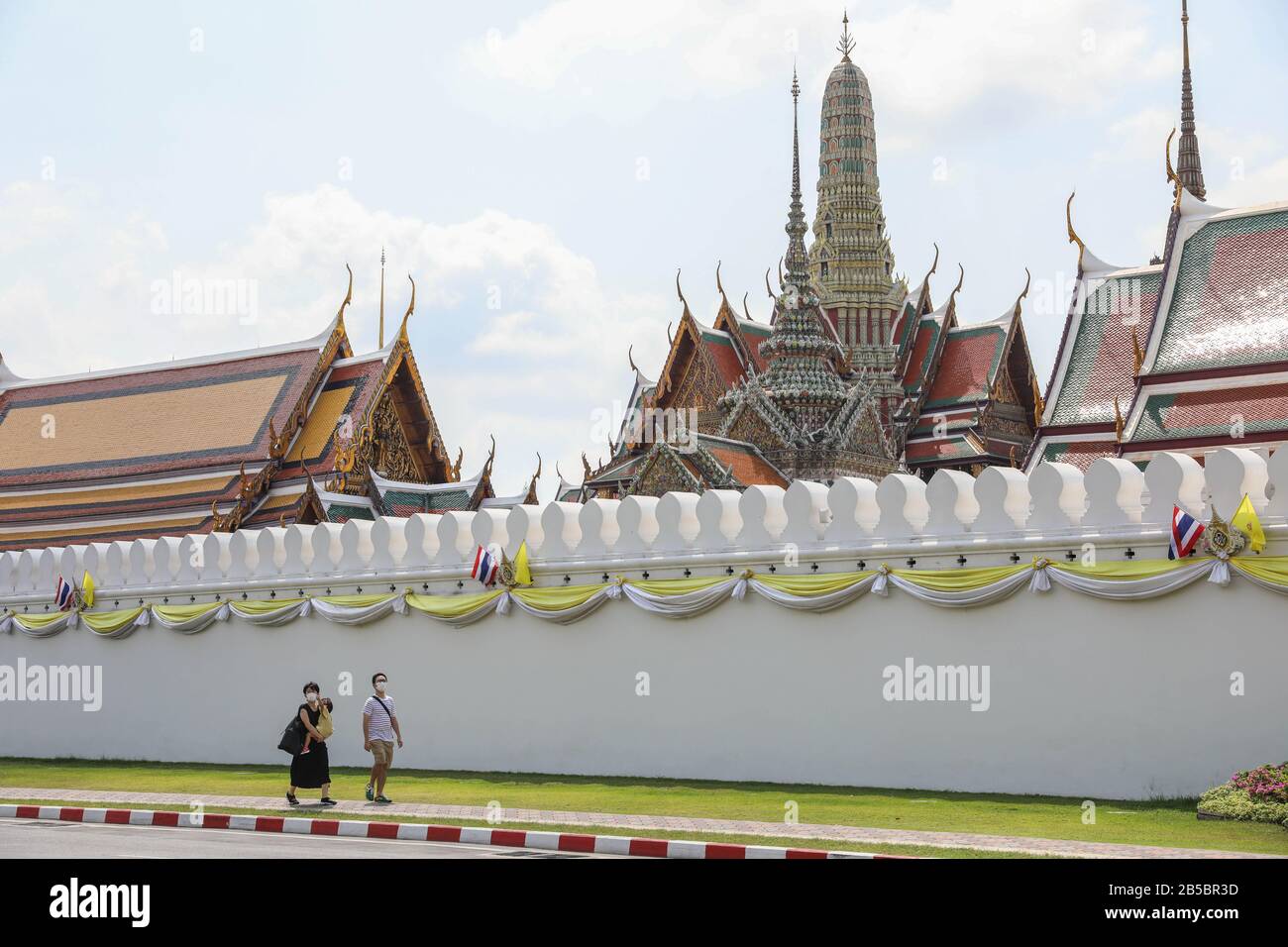 Bangkok, Thailand. März 2020. Die Menschen laufen vor dem Grand Palace in Bangkok, Thailand, 8. März 2020. Die Zahl der Touristen, die nach Thailand kommen, wird dieses Jahr um 6 Millionen auf 33,8 Millionen sinken, die niedrigste seit vier Jahren, sagte die Tourismusbehörde von Thailand (Tat) in einer Pressekonferenz vor kurzem. Credit: Zhang Keren/Xinhua/Alamy Live News Stockfoto