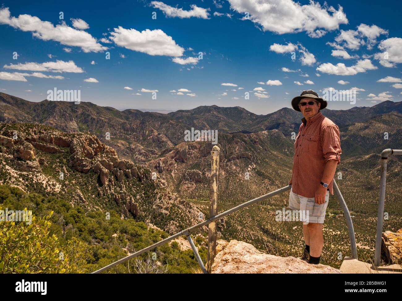 Wanderer am Aussichtsturm bleibt im Silver Peak massiv, Chiricahua Mountains, Coronado National Forest, Arizona, USA Stockfoto