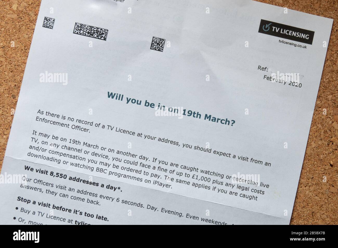 Britische TV-Lizenz Erinnerung oder Drohbrief an den legalen Bewohner eines Hauses geschickt, um vor dem bevorstehenden Besuch des Eigentums von Vollstreckungsbeamten zu warnen. Stockfoto