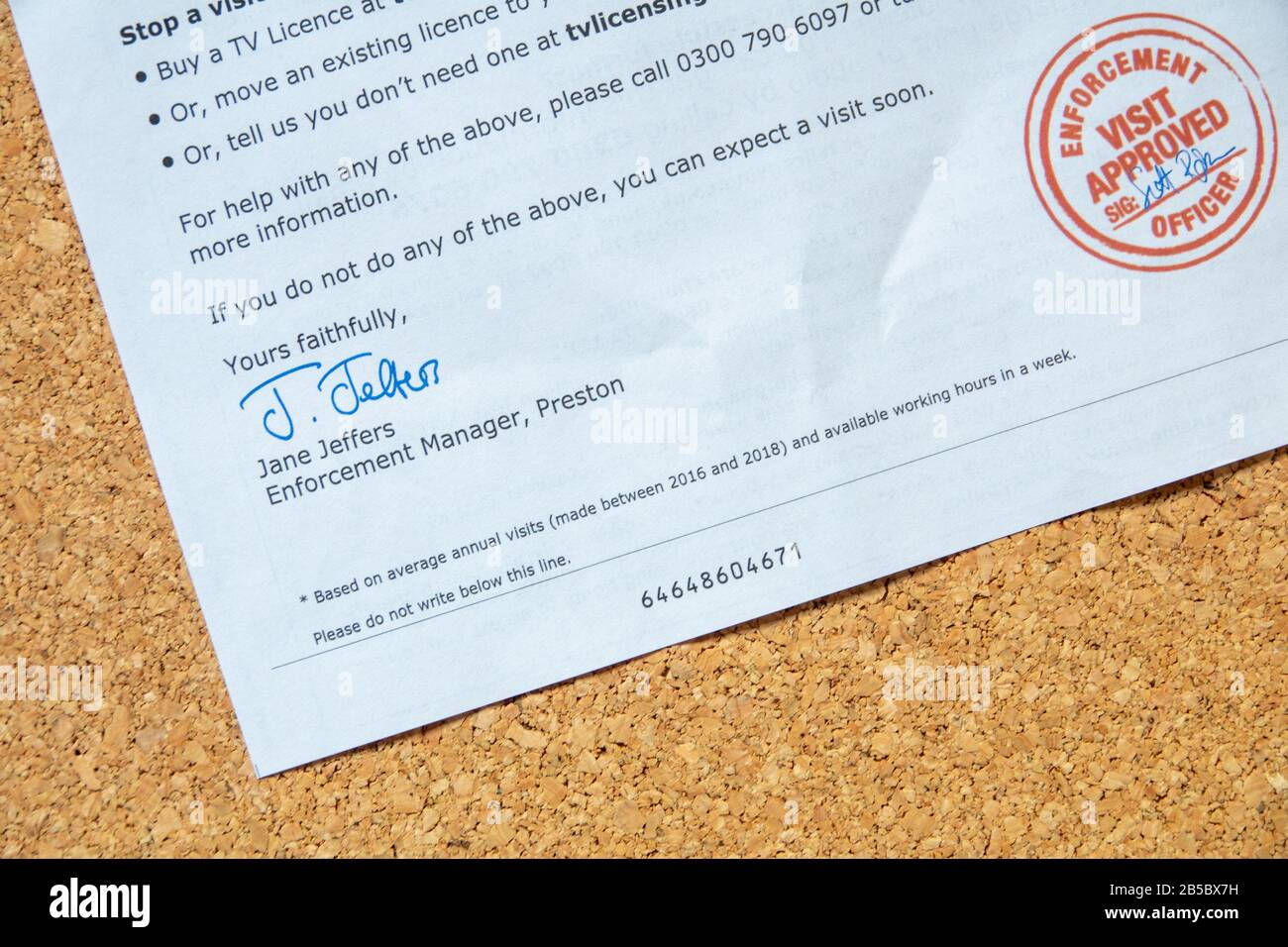 Britische TV-Lizenz Erinnerung oder Drohbrief an den legalen Bewohner eines Hauses geschickt, um vor dem bevorstehenden Besuch des Eigentums von Vollstreckungsbeamten zu warnen. Stockfoto