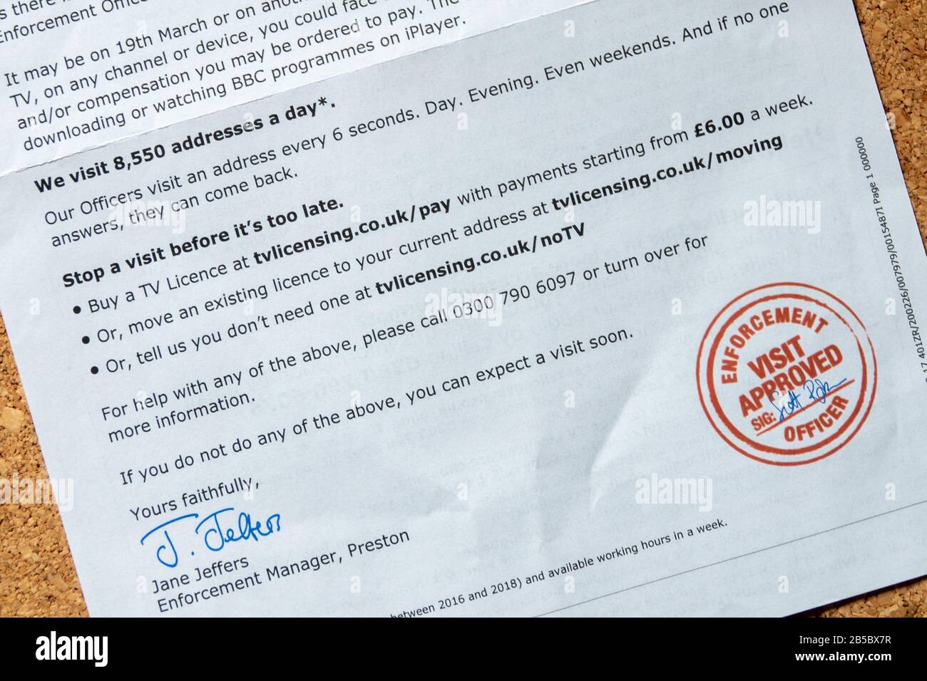 Britische TV-Lizenz Erinnerung oder Drohbrief an den legalen Bewohner eines Hauses geschickt, um vor dem bevorstehenden Besuch des Eigentums von Vollstreckungsbeamten zu warnen. Stockfoto