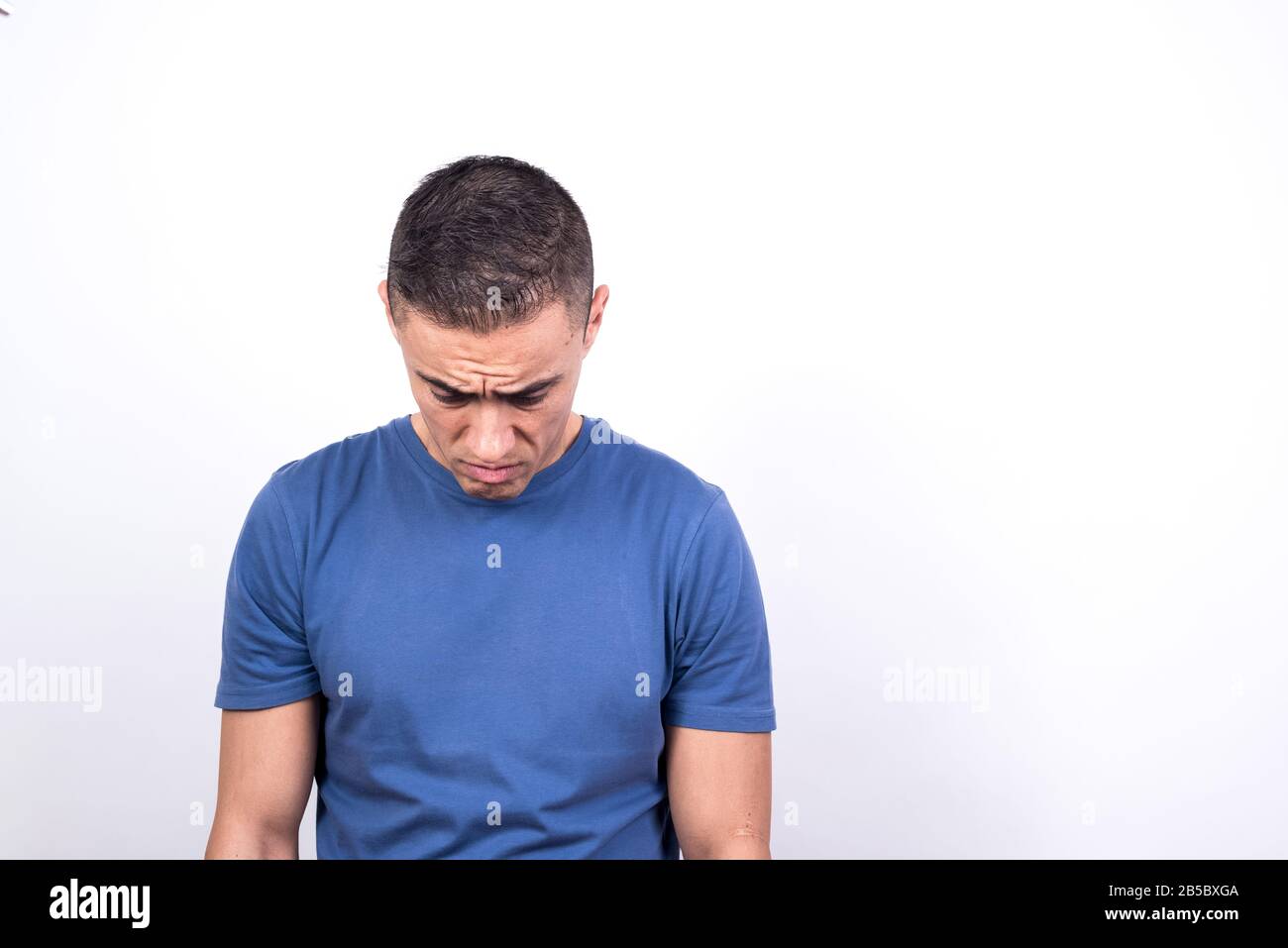 Trauriger Mann. Weißer Hintergrund, Mittelgroß Stockfoto