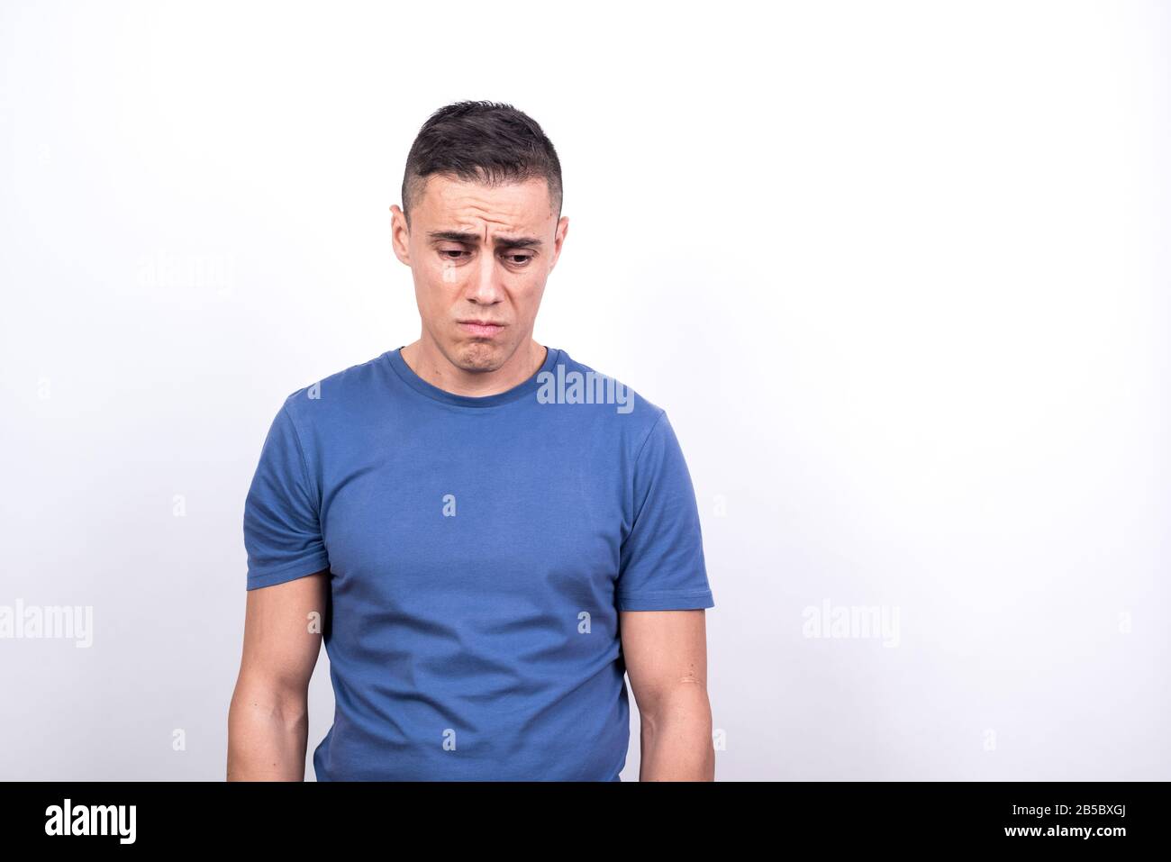 Trauriger Mann. Weißer Hintergrund, Mittelgroß Stockfoto