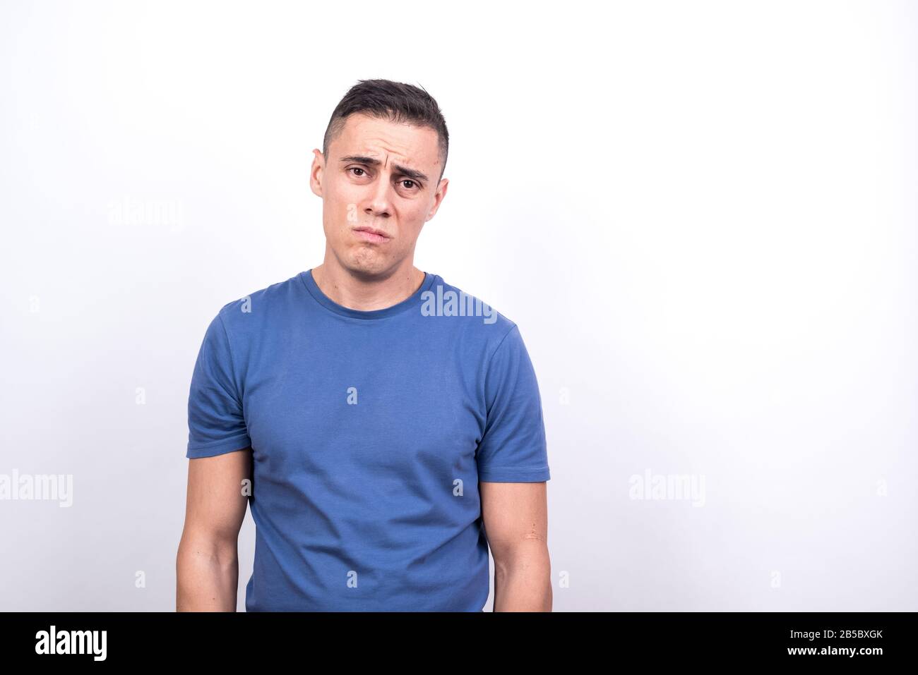 Trauriger Mann. Weißer Hintergrund, Mittelgroß Stockfoto
