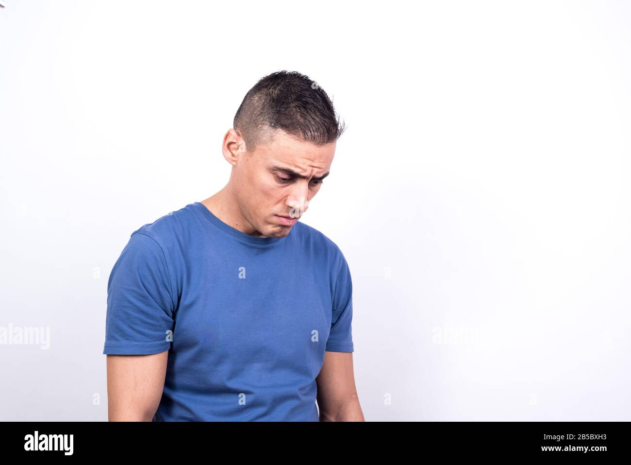 Trauriger Mann. Weißer Hintergrund, Mittelgroß Stockfoto