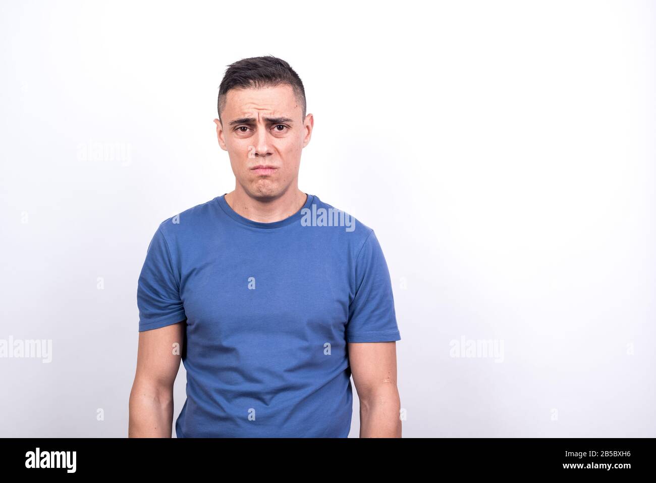 Trauriger Mann. Weißer Hintergrund, Mittelgroß Stockfoto