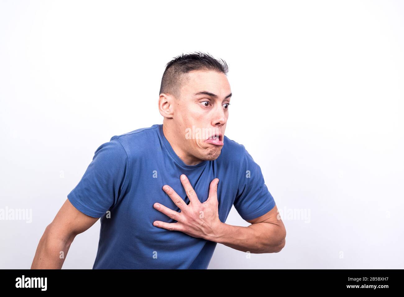 Mann steht kurz vor dem Aufwerfen. Weißer Hintergrund, Mittelgroß Stockfoto