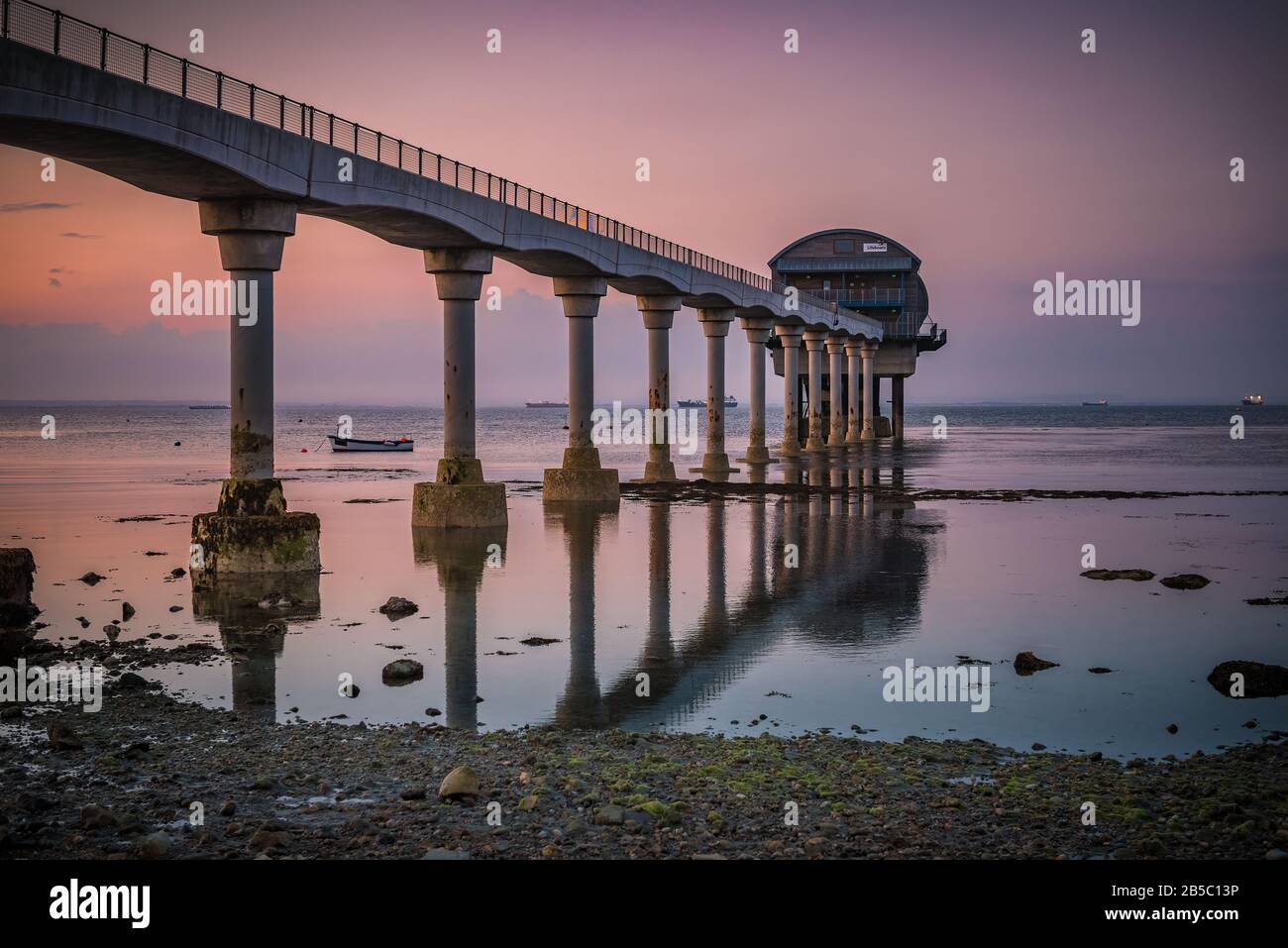Bembridge-Rettungsbootstation auf der Insel Wight in der Dämmerung Stockfoto