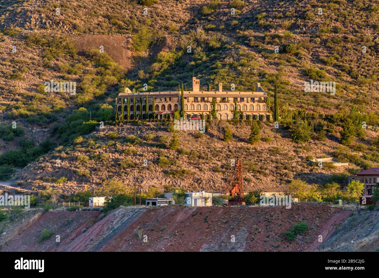 Douglas Mansion im Jerome State Historic Park, über Kupfermine im Audrey Headframe Park, Bergarbeiterstadt Jerome in Verde Valley, Arizona, USA Stockfoto