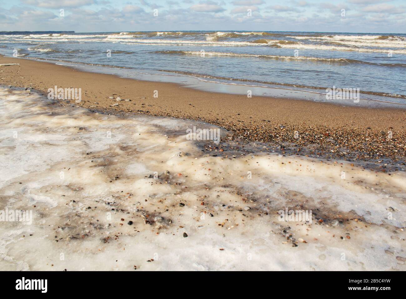 Gefrorener Strand in kalten Wintern Tag mit bunten Himmel und Eis. Stockfoto