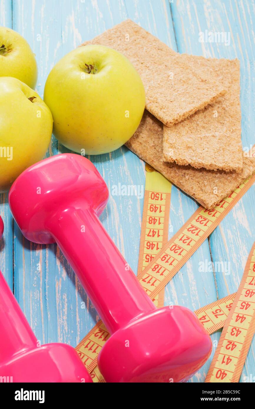 Das Konzept einer gesunden Ernährung. Kleine Hanteln, Apples. Gesunder Lebensstil. Sport Fitness Essen Stockfoto