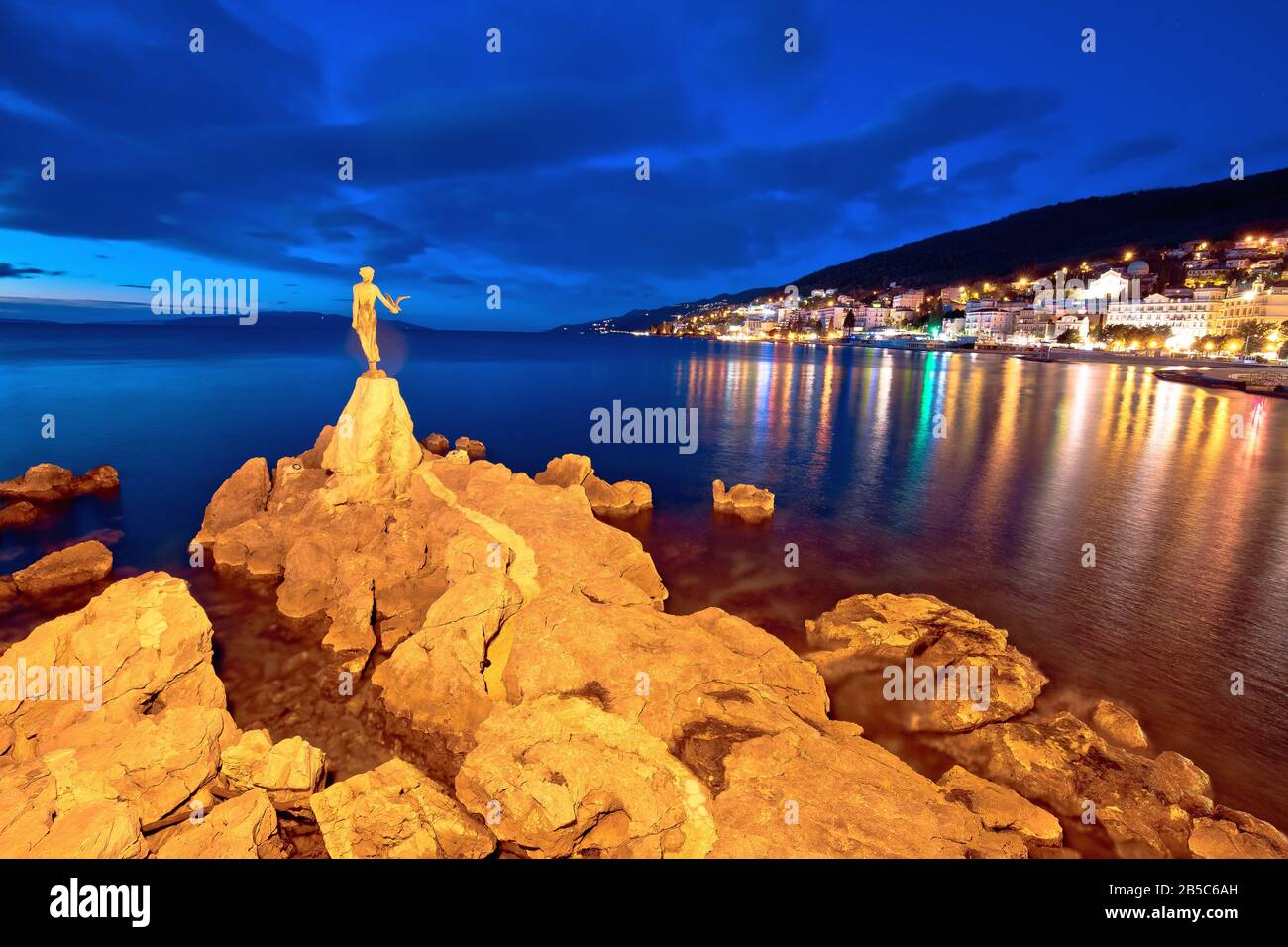 Statue der Bucht von Opatija und Blick auf die Küste bei Sonnenuntergang, Dame mit der Möwe, Region Kvarner in Kroatien Stockfoto