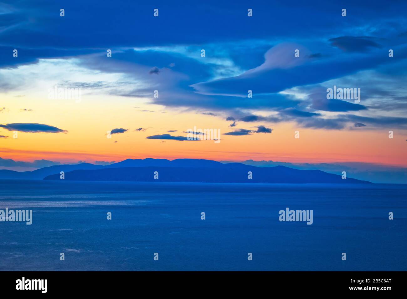 Kvarner Bucht und Insel Krk am offenen Meer mit goldenem Blick auf die Morgendämmerung, die Küste Kroatiens Stockfoto